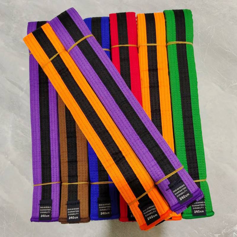 Note that the inter-colour belt is not embroidered